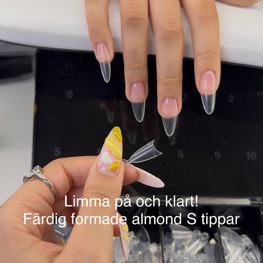 En person visar en tip i handen