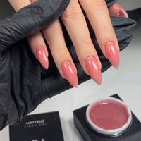 En hand med fiber gel Matteus applicerat på naglarna 
