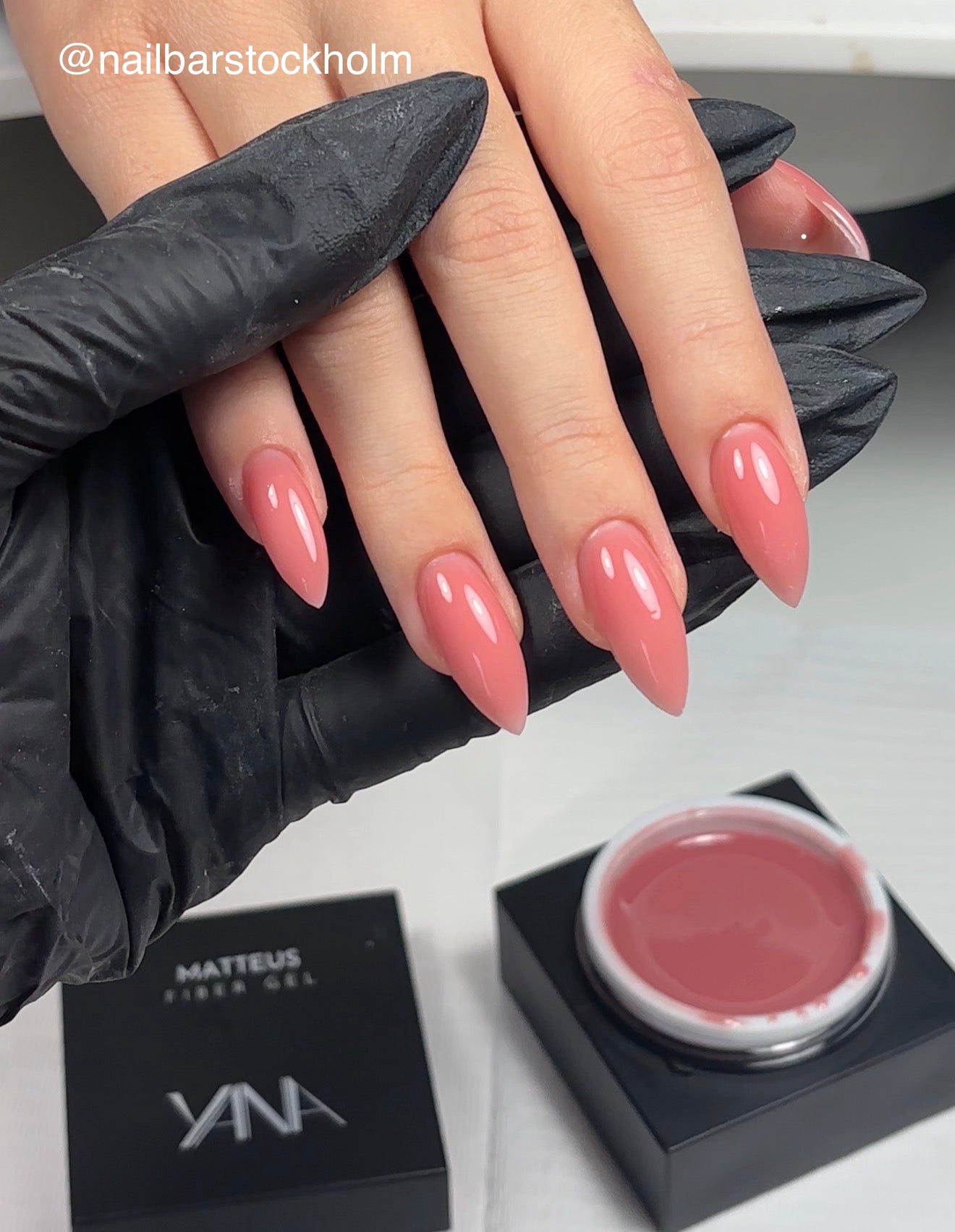 En hand med fiber gel Matteus applicerat på naglarna 